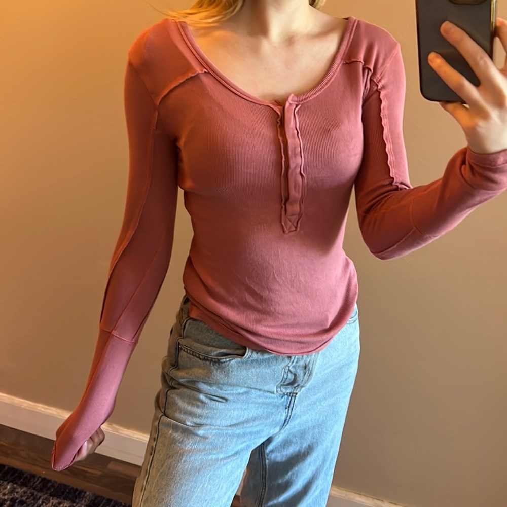 🩷free people dusty pink long sleeve henley top with button up and scoop neck